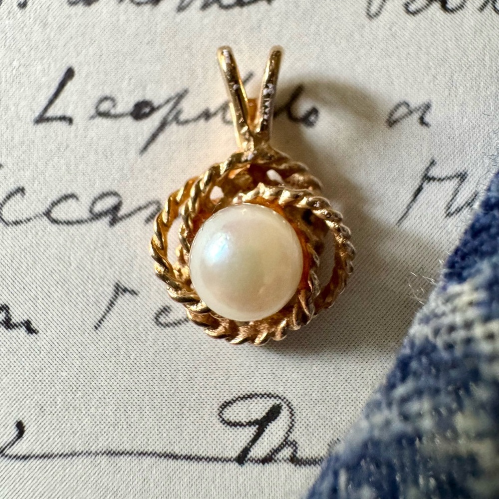 Luminous pearl and 14k solid yellow gold pendant - Picture 4 of 5